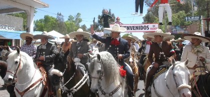 ENCABEZA MAR CABALGATA DEL SÁBADO DE GLORIA EN JEREZ