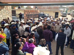 SE INCONFORMAN CAMPESIONOS EN LA SAGARPA POR COBRO DE SEMILLA