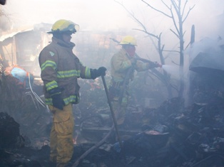 RESCATAN BOMBEROS A MUJER QUE QUEDÓ ATRAPADA AL INCENDIARSE SU DOMICILIO