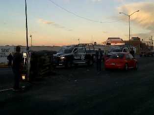 Muere al chocar su camioneta contra autobús de pasajeros