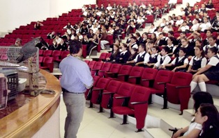 OFRECE PERSONAL DEL ZOOLÓGICO DE LA ENCANTADA CONFERENCIA EN EL COLEGIO DEL CENTRO