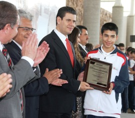 RECONOCE MAR A ALUMNOS DESTACADOS EN EL DÍA DEL ESTUDIANTE