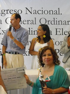 ENTREGA DTTYV AL SEDIF AGUA, ALIMENTOS Y ROPA PARA HABITANTES DE LA TESORERA