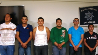 DETIENE LA PEP A SIETE HOMBRES EN GUADALUPE; TRAÍAN DOS ARMAS CORTAS Y DROGA
