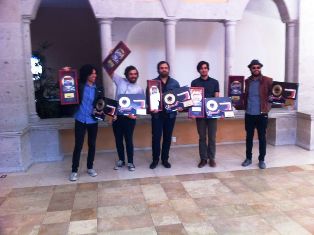 Logra Enjambre certificación de oro por ventas de Huéspedes del Orbe y Daltónico