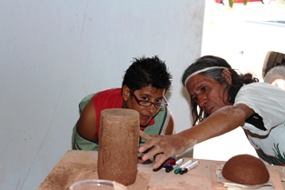 IMPARTE CURSO EN EL NIC LA CERAMISTA ROSARIO GUILLERMO