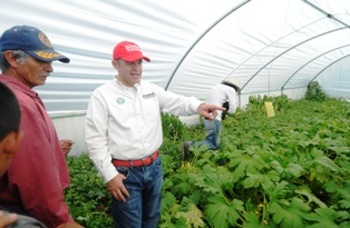 RECORRE ARNOLDO RODRÍGUEZ VIVERO EN LA COMUNIDAD DE MACHINES