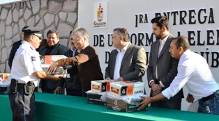 Con recursos de SUBSEMUN se entregan uniformes a elementos de Policía Municipal.