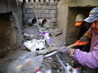 RECOLECTAN 8 TONELADAS DE BASURA DE ALCANTARILLAS