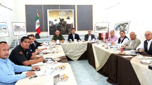 RECIBE GOBERNADOR RECONOCIMIENTO DEL PERSONAL DE LA JEFATURA DE OFICINA