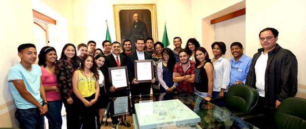 Felicita MAR a integrantes de la Orquesta Sinfónica Juvenil de la UAZ