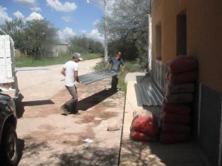 AYUDA VOLUNTARIADO DE SAMA A FAMILIA PARA MEJORAR SU VIVIENDA