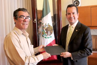 ENTREGAN 600 MIL PESOS Y UN AUTOBÚS A LA BANDA SINFÓNICA MUNICIPAL DE FRESNILLO