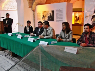 RINDEN HOMENAJE AL GRAN POETA ROBERTO CABRAL DEL HOYO