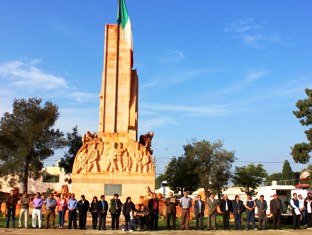 Realiza el Ayuntamiento Honores en el Monumento a la Bandera