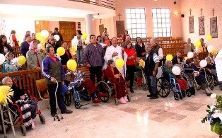 VISITA OBISPO A ABUELITOS DE LA CASA HOGAR DE LA TERCERA EDAD