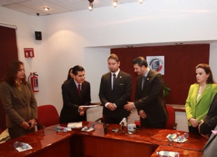 ENTREGA ALCALDE DE ZACATECAS LEY DE INGRESOS 2014 A LA LEGISLATURA