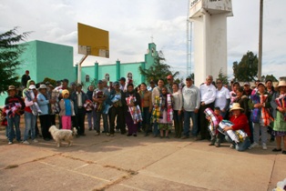 AYUNTAMIENTO Y DIF ENTREGAN COBERTORES EN COMUNIDADES