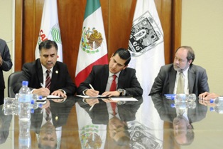 FIRMAN AYUNTAMIENTO Y UAZ CONVENIO PARA IMPULSAR ENERGÍAS RENOVABLES