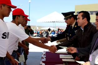 ENTREGAN AUTORIDADES MILITAR Y MUNICIPAL CARTILLAS DEL SNM A LA CLASE 94