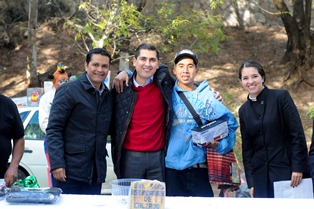 CONVIVE CARLOS PEÑA CON BOLEROS