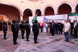Reconoce Ayuntamiento labor del Policía durante Honores a la Bandera