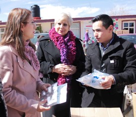 Dona DIF Fresnillo bolsas para diálisis a su homólogo de Morelos