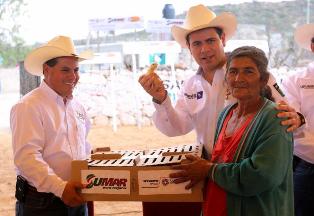 ENTREGA MAR APOYOS POR MÁS DE 50 MDP A FAMILIAS DE PINOS