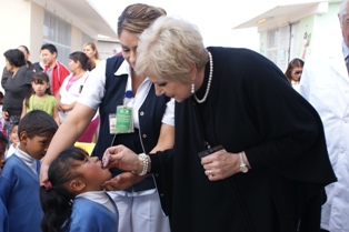 APLICA PRESIDENTA DEL DIF VACUNA DE LA PRIMERA SEMANA DE SALUD
