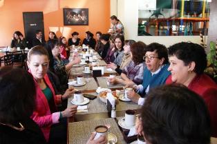 FELICITA COBAEZ A DOCENTES Y PERSONAL ADMINISTRATIVO EN EL DÍA DE LA MUJER