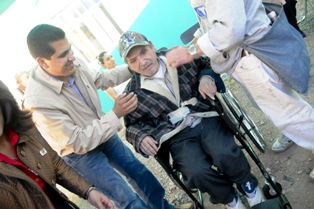 ENTREGA CARLOS PEÑA APARATOS ORTOPÉDICOS A PERSONAS CON DISCAPACIDAD