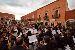 ENGALANA LA BANDA SINFÓNICA DEL ESTADO Y EL CORO MONUMENTAL, EL FESTIVAL CULTURAL FRESNILLO 2014