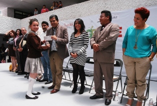 ENTREGAN MUNICIPIO Y SEDUZAC MÁS DE 2 MIL 700 BECAS A ALUMNOS DESTACADOS