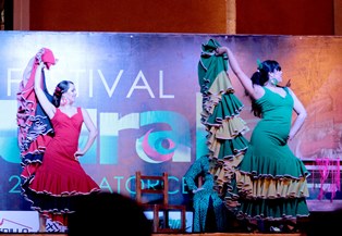 CONJUGA TASSARBA LA MÚSICA Y EL BAILE FLAMENCO