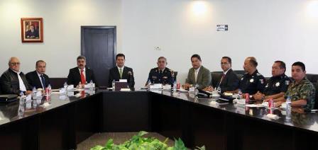 ENTREGA CARLOS PEÑA 450 CAMISAS A TAXISTAS