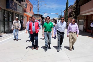 INAUGURA EL ALCALDE OBRA DE PAVIMENTO EN CALLE LÁZARO CÁRDENAS