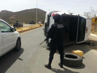 DETIENE PEP A CUATRO HOMBRES TRAS VOLCARSE EN CAMIONETA ROBADA