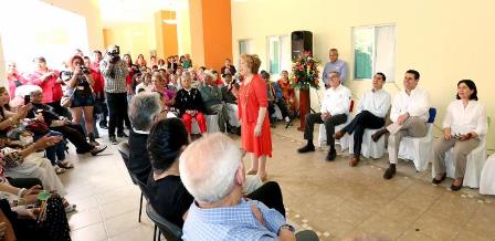 REGALA VIKKI CARR TARDE DE ALEGRÍA Y REMEMBRANZAS A PERSONAS DE LA TERCERA EDAD