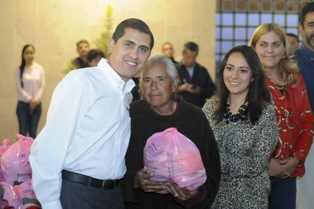 ENTREGA ALCALDE CARLOS PEÑA DESPENSAS A HORMIGUITAS Y VELADORES