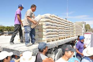 ENTREGA ROBERTO LUÉVANO PAQUETES DE MEJORAMIENTO A LA VIVIENDA