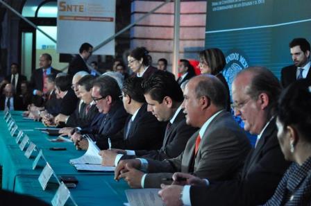 FIRMA GOBERNADOR CONVENIO DE AUTOMATICIDAD CON SNTE