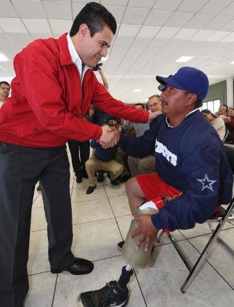ENTREGA GOBERNADOR EQUIPO PARA UNIDADES BÁSICAS DE REHABILITACIÓN POR 1.5 MDP