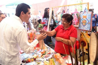 VISITA CARLOS PEÑA TIANGUIS DEL 10 DE MAYO Y REGALA FLORES A LAS MADRES