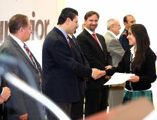 ENTREGA GOBERNADOR BECAS EDUCATIVAS POR MÁS DE 17 MDP