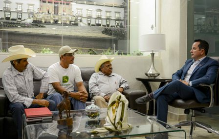 PRESENTAN VITICULTORES PROYECTO PRODUCTIVO A MEDRANO QUEZADA