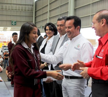 ENTREGA MEDRANO QUEZADA 3 MIL 294 BECAS A ESTUDIANTES