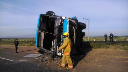 CHOFER DE CAMIÓN DE PASAJEROS PIERDE LA PIERNA EN VOLCADURA