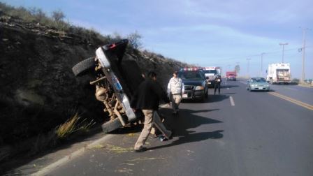 ABANDONAN CAMIONETA TRAS VOLCADURA