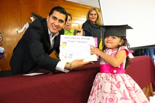 ENCABEZAN CARLOS PEÑA Y TANIA RODRÍGUEZ CLAUSURA DE CURSOS DE CENDI CIPATLI