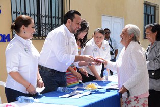 DIF MUNICIPAL REALIZA NUEVA DONACIÓN DE LENTES A ADULTOS MAYORES Y PERSONAS CON DISCAPACIDAD